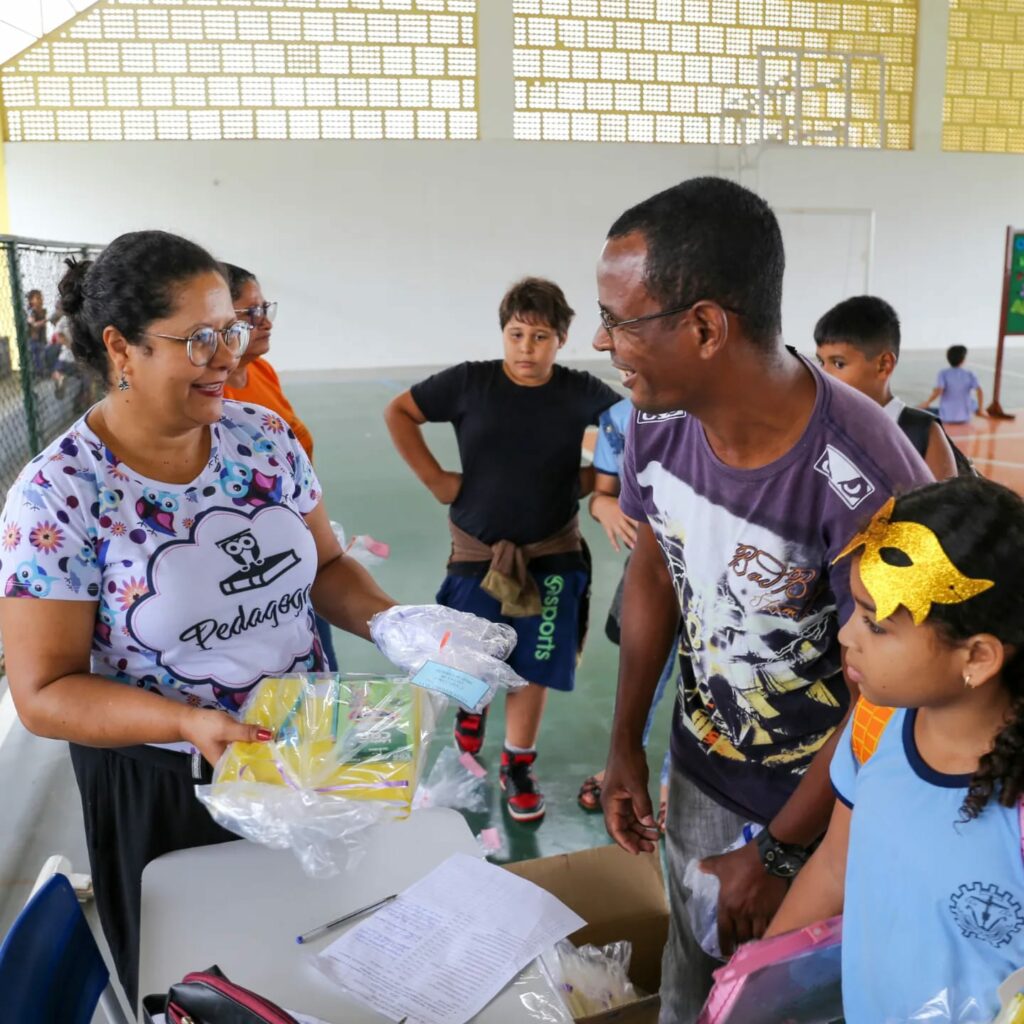 Entrega dos Uniformes da Rede Municipal Prefeitura de Santa Rita do Araguaia